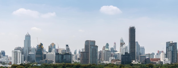 Arquitetura da cidade e arranha-céus no centro da cidade da metrópole