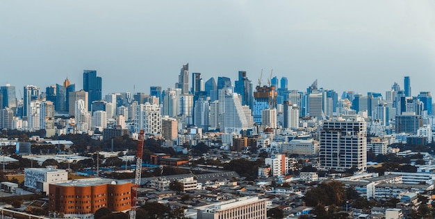 Arquitetura da cidade e arranha-céus no centro da cidade da metrópole