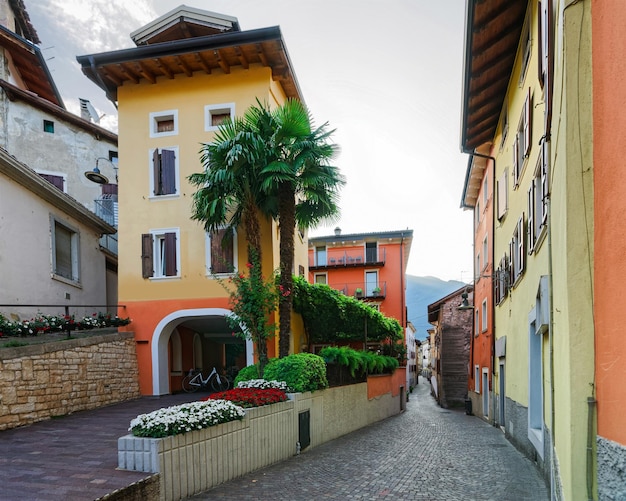 Arquitetura da cidade e construção do hotel do centro da cidade de Arco perto do lago Garda de Trentino da Itália. Rua com arquitetura de casa na cidade velha em Trento perto de Riva del Garda. Viagem e Turismo. Marco aconchegante.