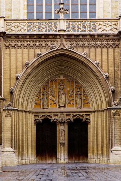 Arquitetura de antigos edifícios históricos nas ruas da Antuérpia, Bélgica