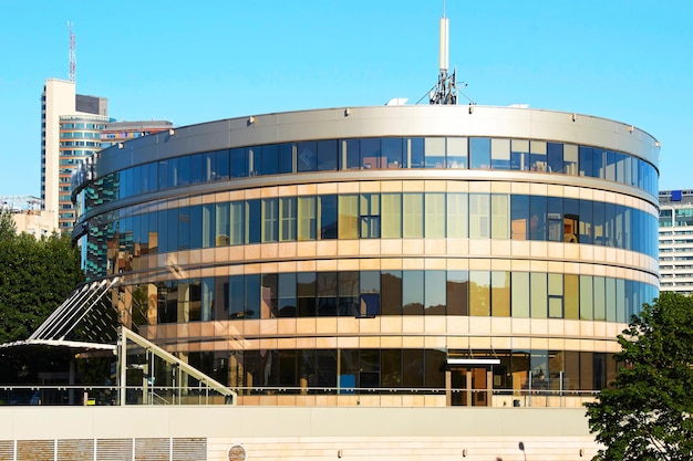 Arquitetura de arranha-céus modernos de aço e vidro refletindo o céu azul