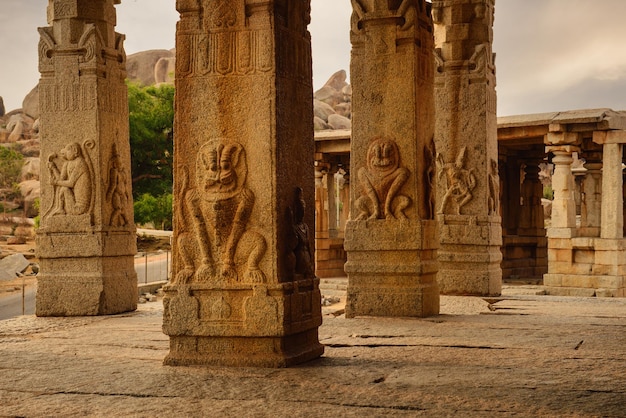 Arquitetura de belas colunas de antigas ruínas do templo em hampi karnataka índia