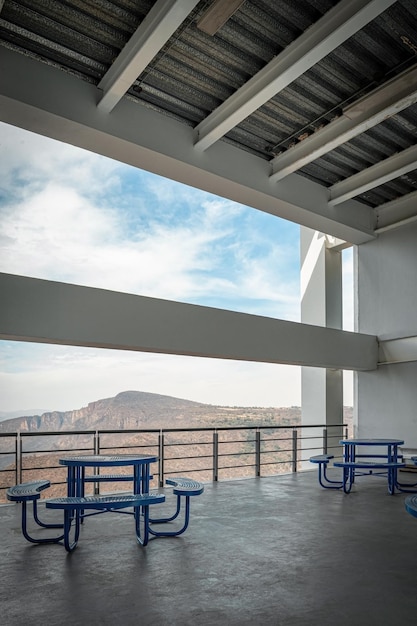 Arquitetura de concreto brutalista grande espaço com vista para uma ravina azul bancos de jantar Feixe emoldurando a paisagem