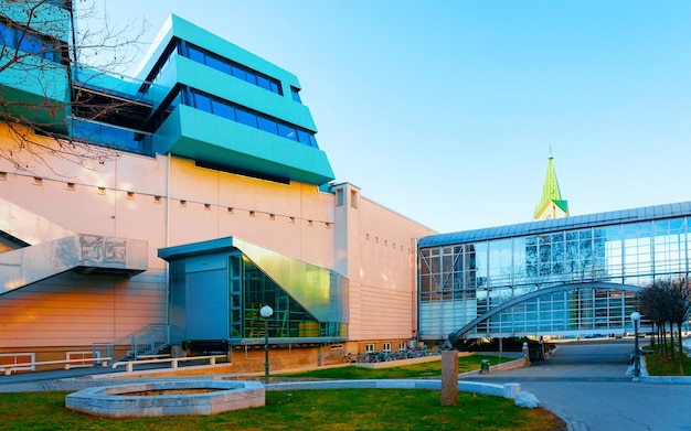 Arquitetura de escritório moderno com corredor de vidro na cidade de Graz, na Áustria. Fachada do centro comercial de negócios e edifício de fitness no bairro da cidade Styria