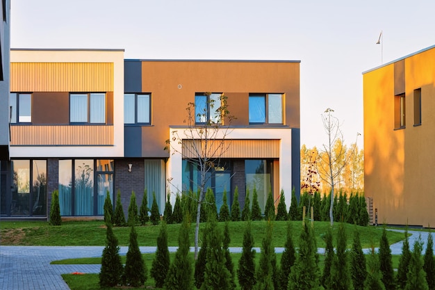 Arquitetura de fachada de casa residencial de apartamento e instalações ao ar livre. Céu azul no fundo.