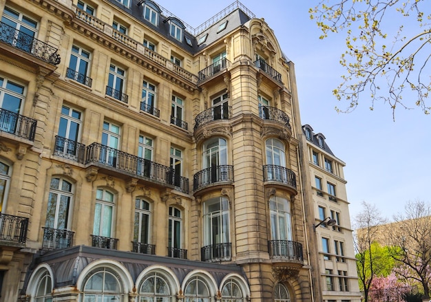 Arquitetura de Paris França. Fachadas de prédios de apartamentos tradicionais