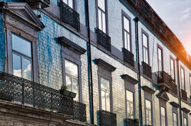 Arquitetura de Portugal e edifícios coloridos do centro histórico de Lisboa perto da praça de Alfama e Rossio