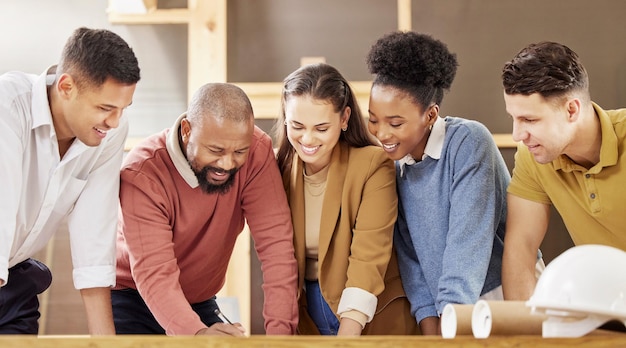 Arquitetura de trabalho em equipe e empresários em discussão para planejamento de reunião e projeto de engenharia Construção de colaboração e homens e mulheres conversando com planta baixa e documentos