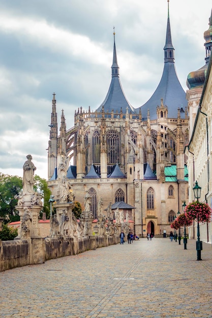 Arquitetura e tráfego em Kutna Hora República Checa Sedlec Ossuary Czech Kostnice v Sedlci