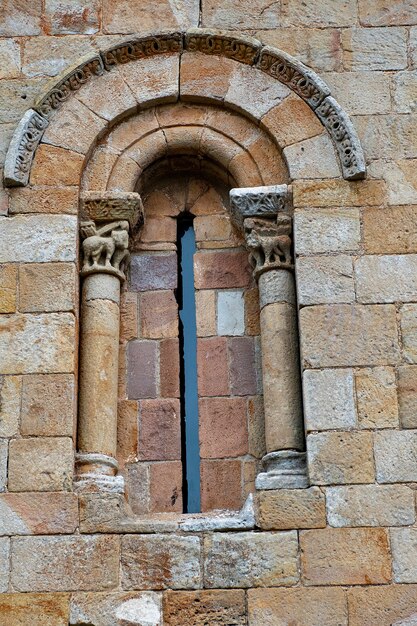 Foto arquitetura eclesiástica e religiosa da cantábria.