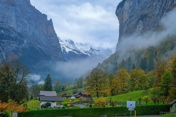Arquitetura Edifícios com a névoa em Lauterbrunnen.