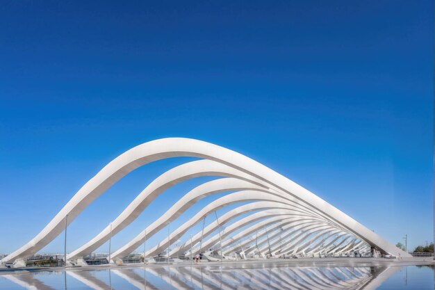 Foto arquitetura escultórica futurista metálica fluida contra o céu azul