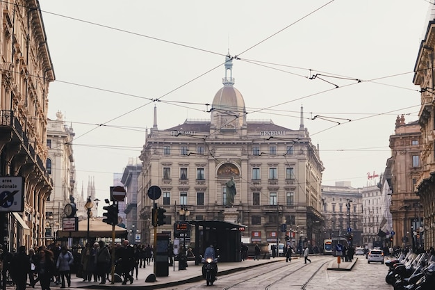 Arquitetura europeia clássica e edifícios históricos nas ruas do centro da cidade de Milão, na região da Lombardia, no norte da Itália