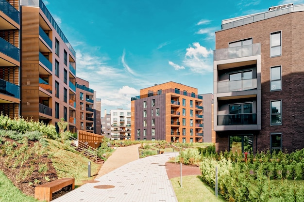 Arquitetura europeia moderna do bairro de edifício residencial. e instalações ao ar livre.