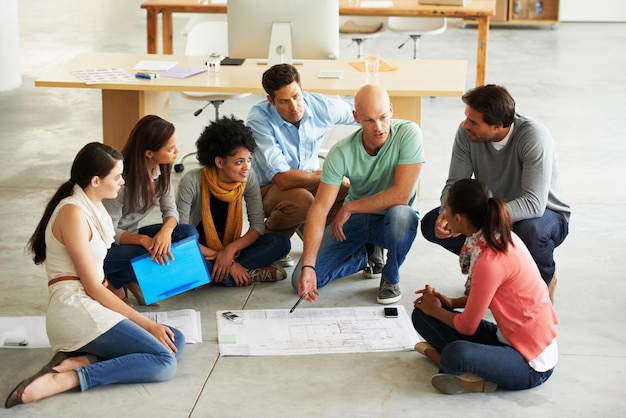 Arquitetura explicando o plano aos colegas