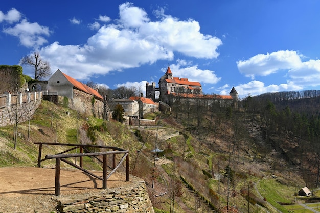 Arquitetura histórica Belo castelo antigo Pernstejn na aldeia de Nedvedice República Checa Um edifício antigo fabuloso