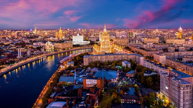 Arquitetura histórica de skyline e arranha-céu de Moscou