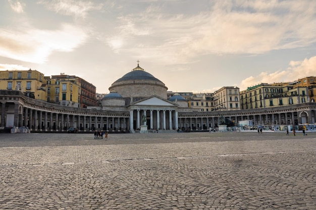 Arquitetura magnífica italiana A praça central da cidade de Nápoles Noite no centro de Nápoles Poucas pessoas na praça