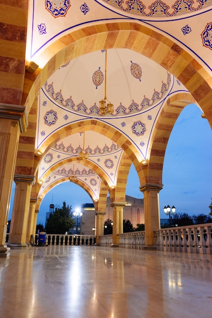 Foto arquitetura majestosa árabe muçulmana sob o céu noturno