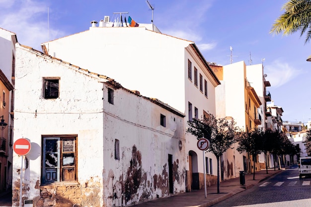 Arquitetura mediterrânea na espanha ruas aconchegantes da cidade velha de xavia ou javea