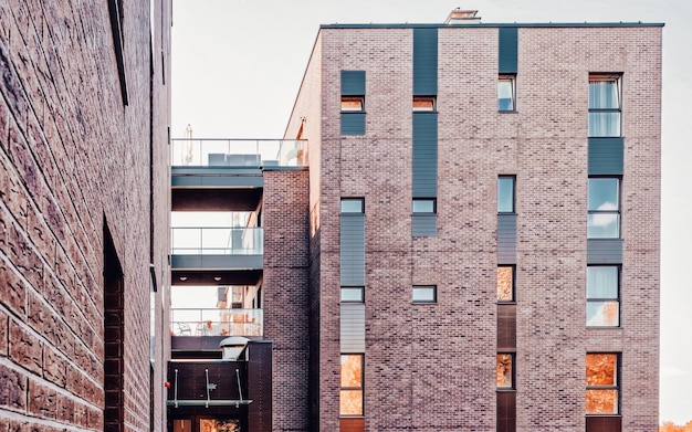 Arquitetura moderna da UE do prédio de apartamentos. E instalações ao ar livre.