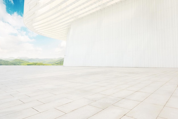 Arquitetura moderna do espaço de construção ao ar livre limpo e brilhante com sentido artístico