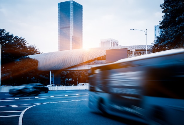 Arquitetura moderna urbana e estradas