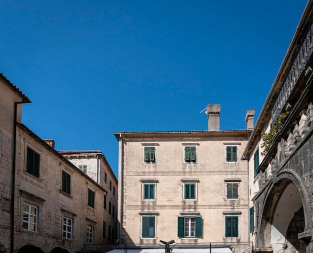 Arquitetura na cidade velha de Kotor em Montenegro