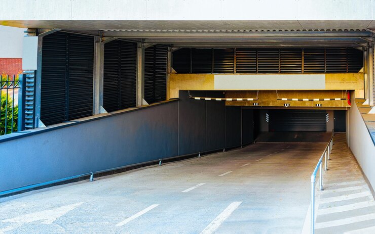 Foto arquitetura residencial moderna do prédio de apartamentos, com garagem. conceito de estacionamento de casa.