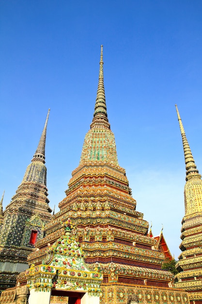 Arquitetura tailandesa autêntica em Wat Pho em Bangkok