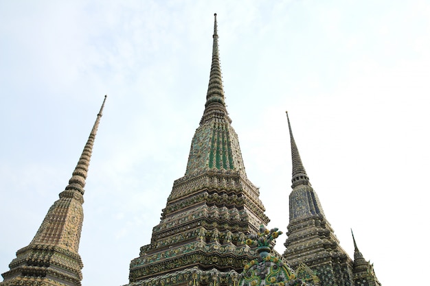 Arquitetura tailandesa autêntica em wat pho em banguecoque de tailândia.