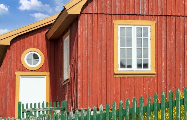 Arquitetura típica da capital da Groenlândia, Nuuk, com casas coloridas localizadas perto de fiordes e icebergs