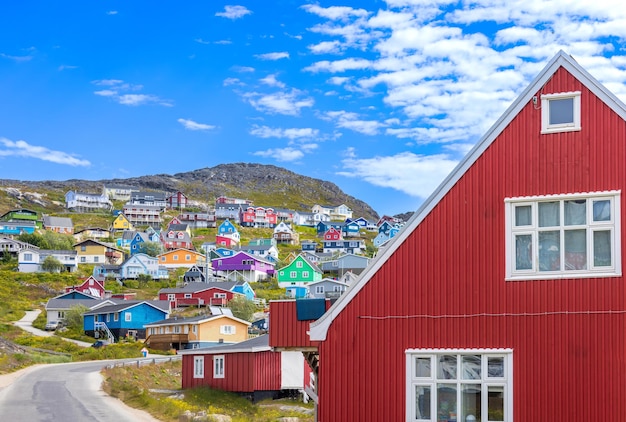 Arquitetura típica da cidade Qarqotoq da Groenlândia, com casas coloridas localizadas perto de fiordes e icebergs