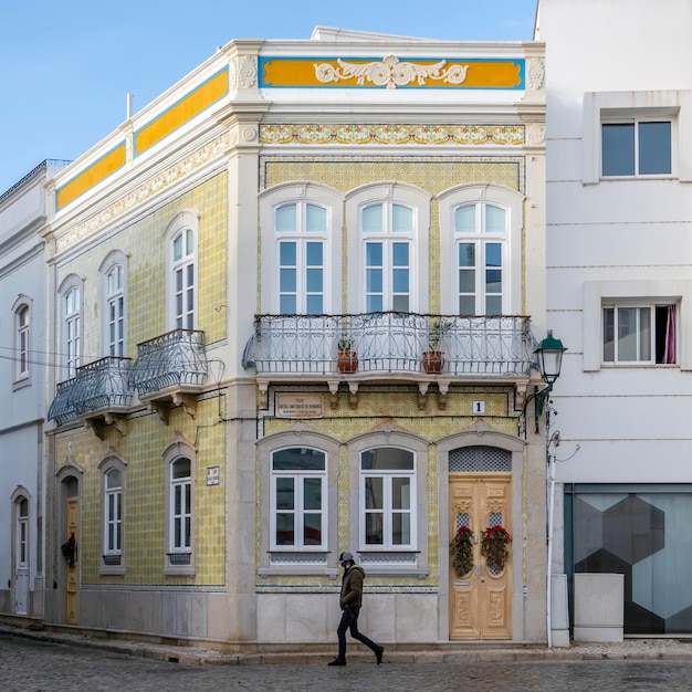 Arquitetura típica dos edifícios de estilo vintage do Algarve, localizados em Olhão, Portugal.