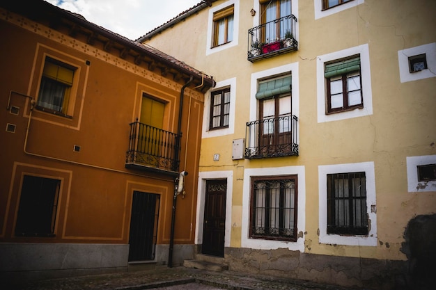 Arquitetura tradicional com varandas e janelas antigas, cidade de Segóvia na Espanha