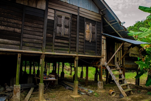 Arquitetura tradicional da Malásia em Perlis Village Tradicional casa antiga da Malásia