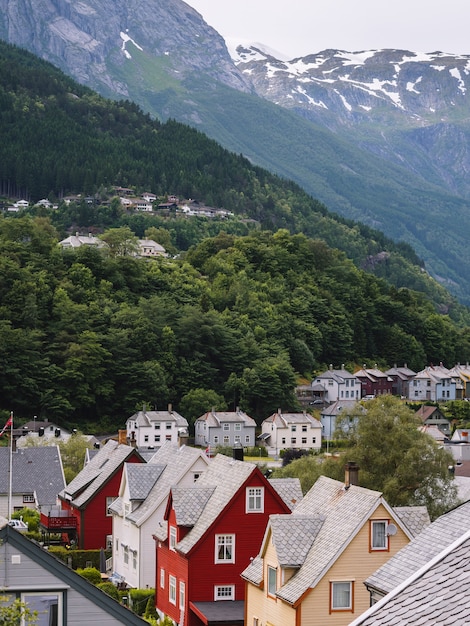 Arquitetura tradicional escandinava típica. aldeia da montanha norueguesa no verão. odda, noruega