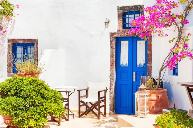 Arquitetura tradicional grega branco-azul na ilha de Santorini, Grécia.