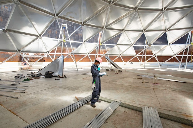 Arquivo do trabalhador masculino registra o alumínio da cúpula do tanque de inspeção visual no espaço confinado