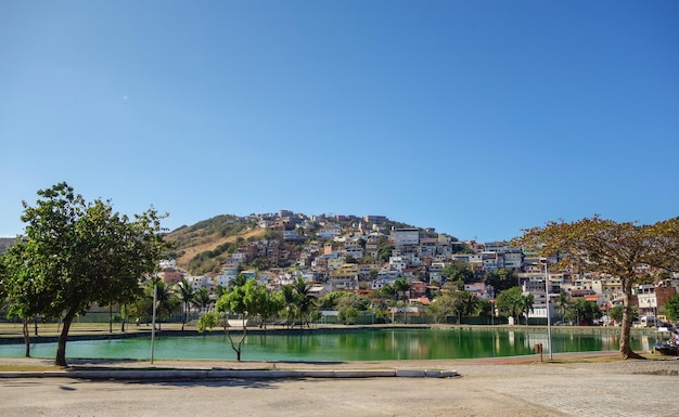 Arraial do Cabo, RJ, Brasilien. öffentlicher Park Hermes Barcellos und Häuser in Gemeinschaft