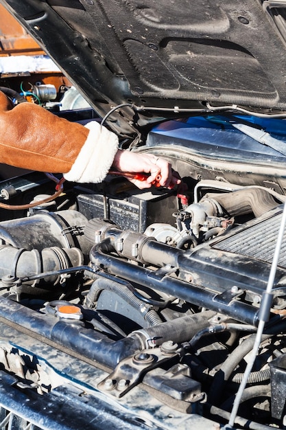 Foto arrancar la batería de un coche descargada con otro vehículo