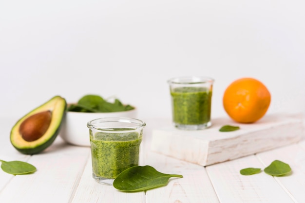 Foto arrangement mit gesunden grünen smoothies