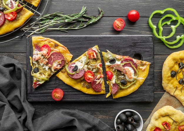 Foto arrangement mit köstlicher traditioneller pizza