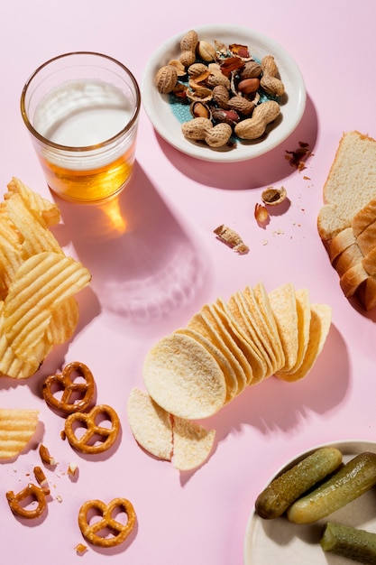 Arrangement von leckeren ungesunden Snacks