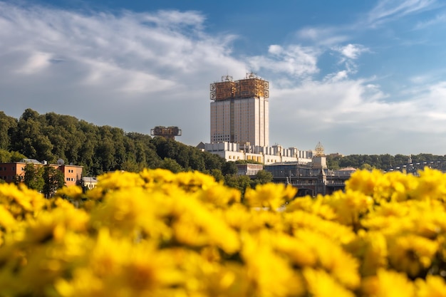 Arranha-céu adornado com estrutura dourada no telhado e canteiro amarelo brilhante moscou rússia