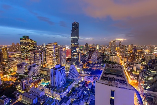 Arranha-céu da cidade de Bangkok no pôr do sol