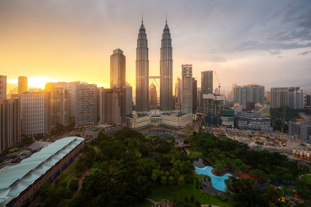 Arranha-céu da cidade de Kuala Lumpur e parque espacial verde