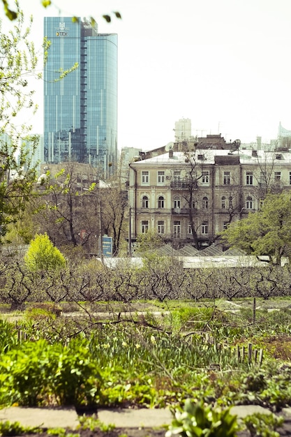 Arranha-céu e edifícios históricos no centro da foto da paisagem urbana de Kiev