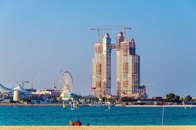 Arranha-céu em construção na marina de abu dhabi