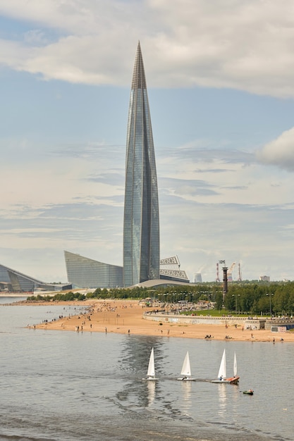 Arranha-céu lakhta center na costa do golfo da finlândia em são petersburgo, rússia